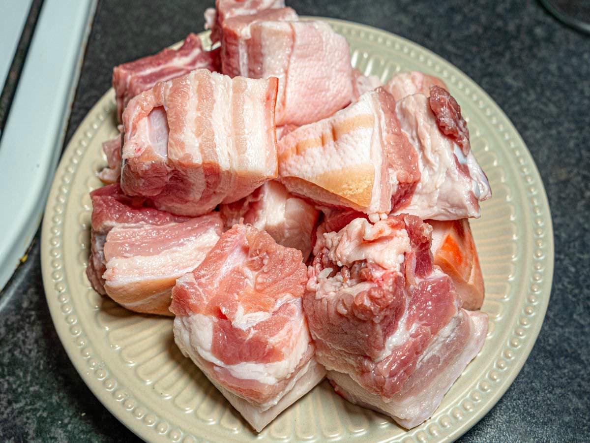 鳳梨蔭瓜滷肉食譜│家常滷五花肉好簡單,不用放滷包,加上這二樣東西,吃起來鹹、甜、香超下飯,連醬汁都不放過! - 第3張圖 鳳梨蔭瓜滷肉食譜│家常滷五花肉好簡單,不用放滷包,加上這二樣東西,吃起來鹹、甜、香超下飯,連醬汁都不放過!