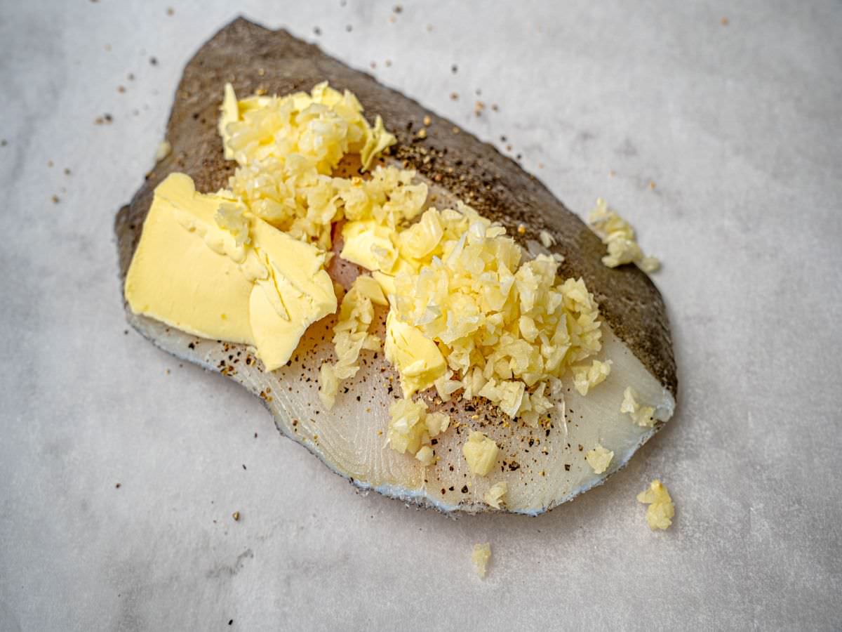 紙包蒜香奶油鱈魚食譜｜廚房新手也能做！只要一分鐘就學會，0廚藝也能上手，不用怕油爆一樣能有好吃的魚料理