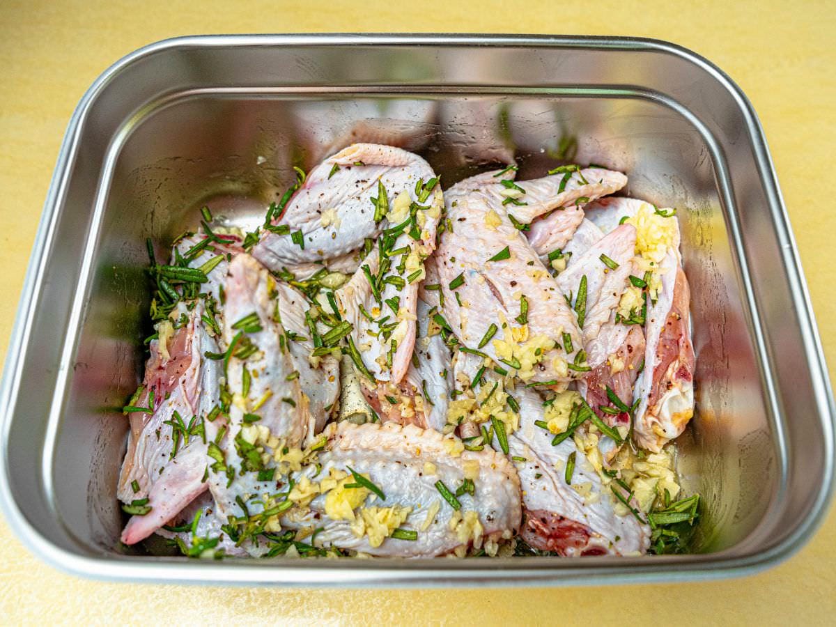 迷迭香檸檬烤雞翅食譜│超簡單！0失敗率，免顧爐火，輕鬆就能做酸香滋味的烤雞翅，指吮回味！！