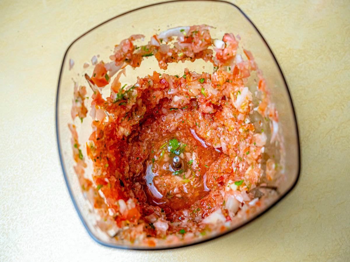 莎莎醬食譜│超簡單的墨西哥醬料自己做！清爽低熱量，酸香開胃超適合夏天，搭肉、搭海鮮或是搭配法國麵包都對味！