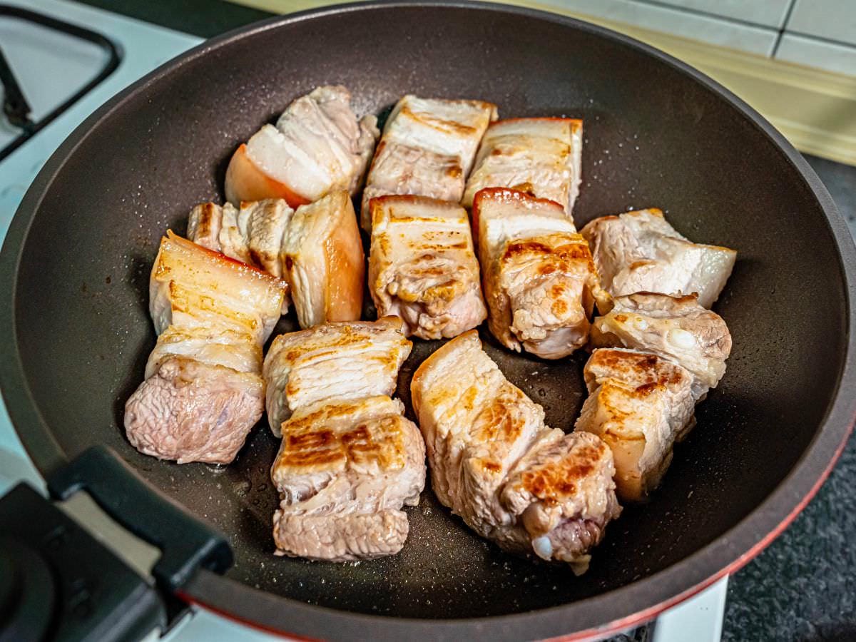 鳳梨蔭瓜滷肉食譜│家常滷五花肉好簡單,不用放滷包,加上這二樣東西,吃起來鹹、甜、香超下飯,連醬汁都不放過! - 第4張圖 鳳梨蔭瓜滷肉食譜│家常滷五花肉好簡單,不用放滷包,加上這二樣東西,吃起來鹹、甜、香超下飯,連醬汁都不放過!
