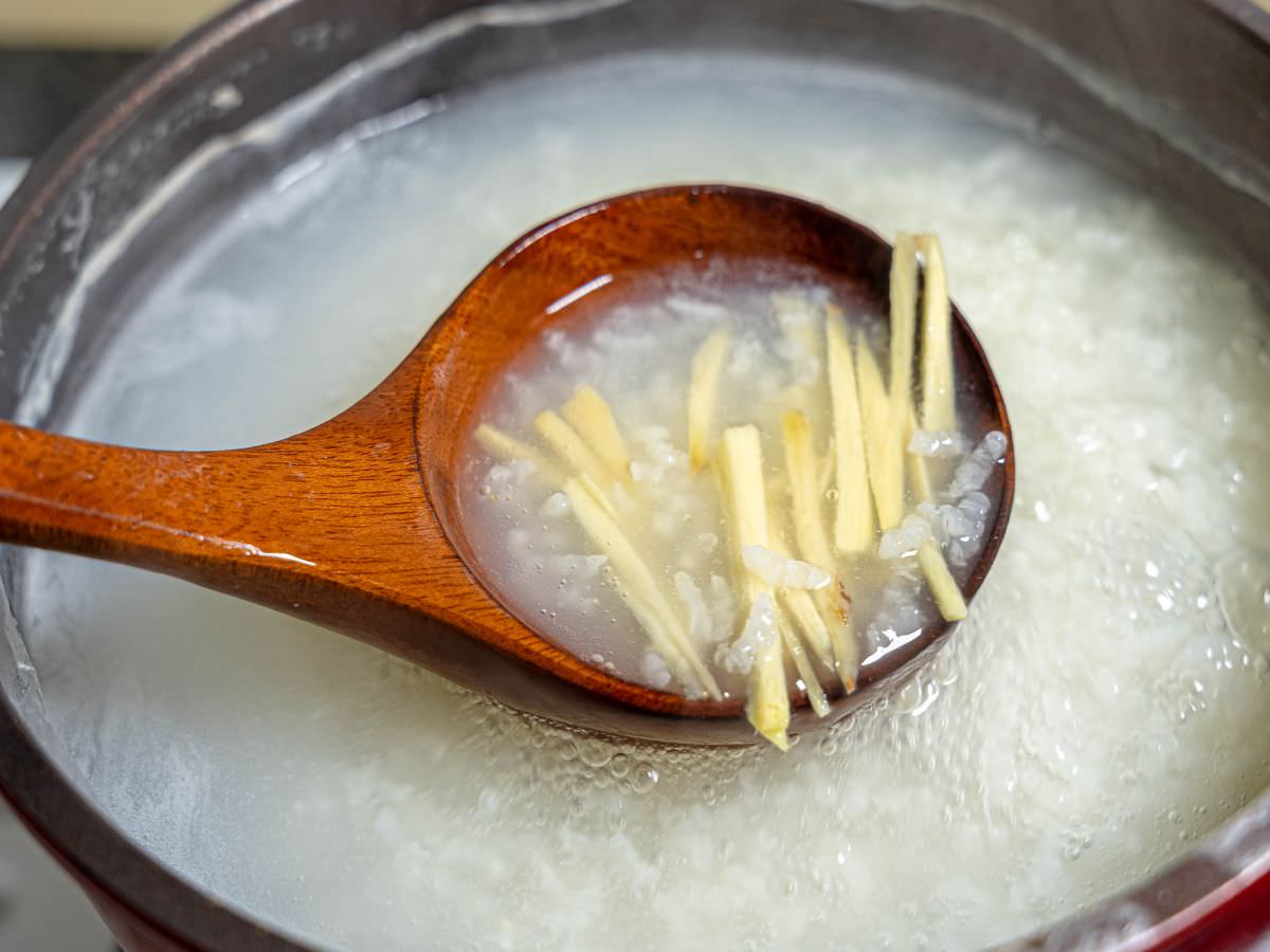 皮蛋瘦肉粥食譜│超簡單！０廚藝也能學的會，一鍋料理，生米熬成粥超EASY，當早餐、正餐或宵夜都可以