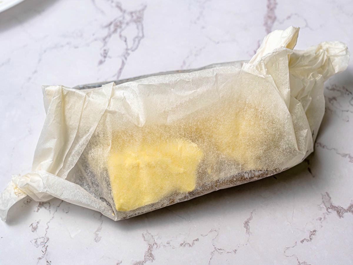 紙包蒜香奶油鱈魚食譜｜廚房新手也能做！只要一分鐘就學會，0廚藝也能上手，不用怕油爆一樣能有好吃的魚料理