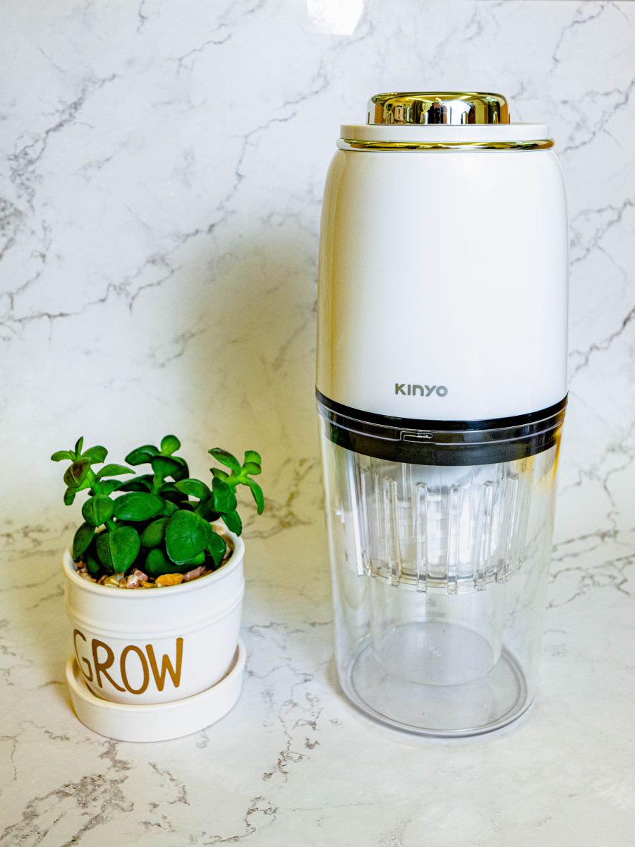 kinyo隨行蔬果慢磨機│100%原汁原萃，果汁果渣自動分離，低速慢榨保留果汁的營養，採TYPE C充電，露營、野餐也能使用！