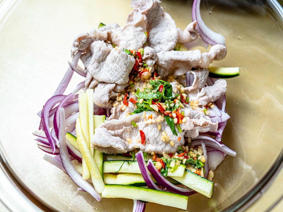 泰式涼拌豬肉食譜│料理新手也能輕易上手，1分鐘就學會，超簡單的夏季酸辣開胃涼拌菜~