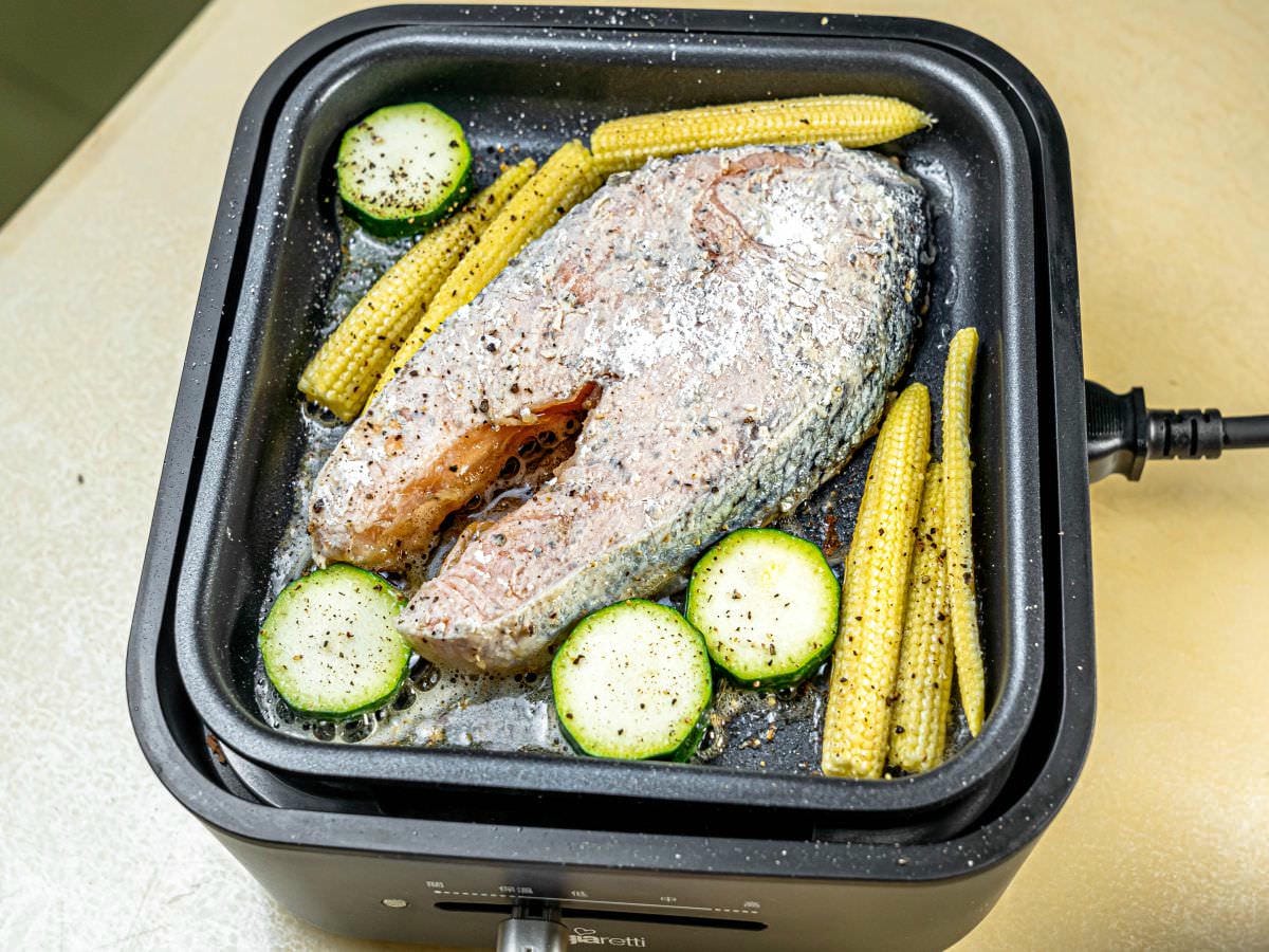 蜜汁檸檬鮭魚食譜│炎炎夏日最適合！有別於乾煎的作法，增加了蜂蜜、檸檬，讓層次風味更明顯，好吃不柴口！