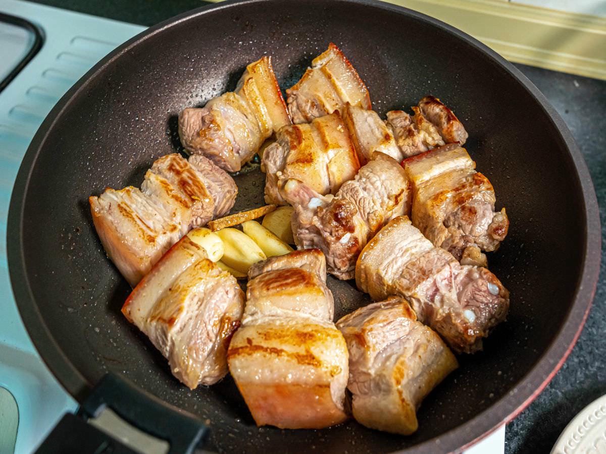 鳳梨蔭瓜滷肉食譜│家常滷五花肉好簡單,不用放滷包,加上這二樣東西,吃起來鹹、甜、香超下飯,連醬汁都不放過! - 第5張圖 鳳梨蔭瓜滷肉食譜│家常滷五花肉好簡單,不用放滷包,加上這二樣東西,吃起來鹹、甜、香超下飯,連醬汁都不放過!