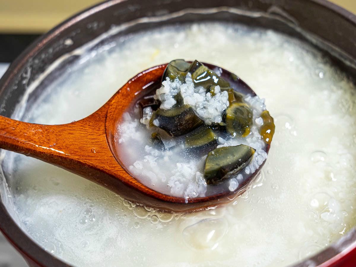 皮蛋瘦肉粥食譜│超簡單！０廚藝也能學的會，一鍋料理，生米熬成粥超EASY，當早餐、正餐或宵夜都可以