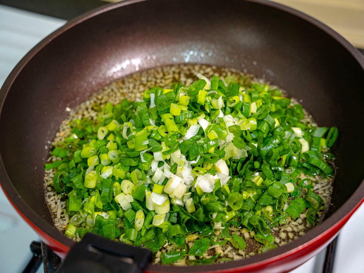 蔥薑醬食譜│自製好簡單，輕鬆0廚藝，5分鐘就完成，是冰箱必備萬用醬，拌飯、拌麵、搭肉都對味