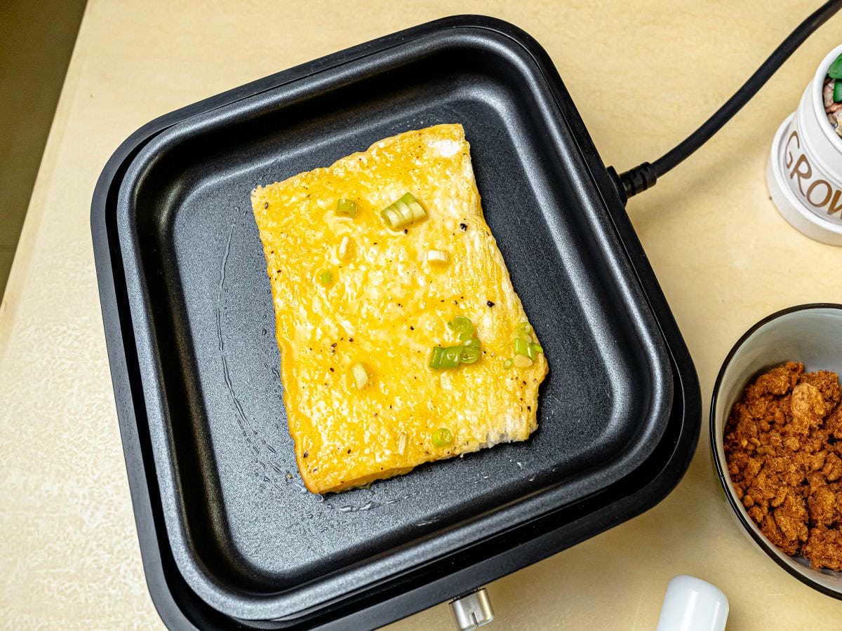 蔥花肉鬆吐司捲食譜│免揉麵糰！把吃不完的吐司做成創意料理，輕鬆簡單，10分鐘就可以上桌，當野餐食物也可以