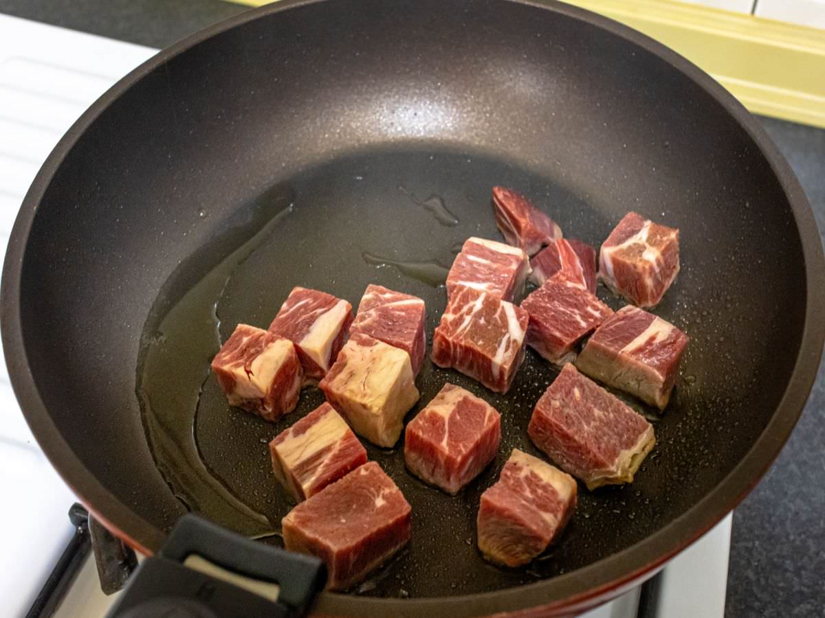 黑胡椒鳳梨牛肉粒食譜│超簡單料理食譜!用水果入菜,多汁又解膩,拿來做便當菜的主食也很適合唷! - 第5張圖 黑胡椒鳳梨牛肉粒食譜│超簡單料理食譜!用水果入菜,多汁又解膩,拿來做便當菜的主食也很適合唷!