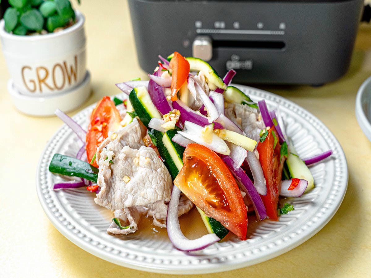 泰式涼拌豬肉食譜│料理新手也能輕易上手，1分鐘就學會，超簡單的夏季酸辣開胃涼拌菜~