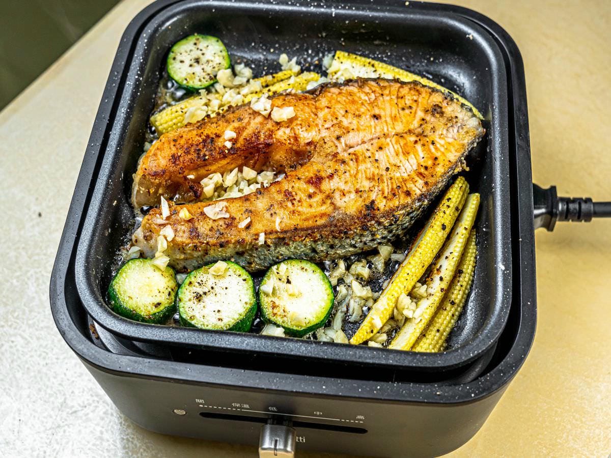 蜜汁檸檬鮭魚食譜│炎炎夏日最適合！有別於乾煎的作法，增加了蜂蜜、檸檬，讓層次風味更明顯，好吃不柴口！