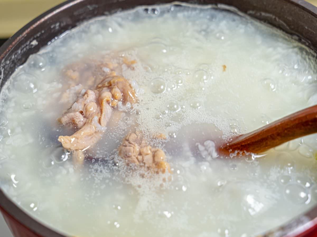 皮蛋瘦肉粥食譜│超簡單！０廚藝也能學的會，一鍋料理，生米熬成粥超EASY，當早餐、正餐或宵夜都可以