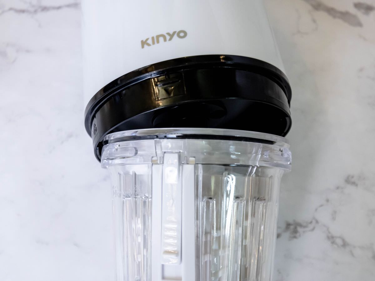 kinyo隨行蔬果慢磨機│100%原汁原萃，果汁果渣自動分離，低速慢榨保留果汁的營養，採TYPE C充電，露營、野餐也能使用！