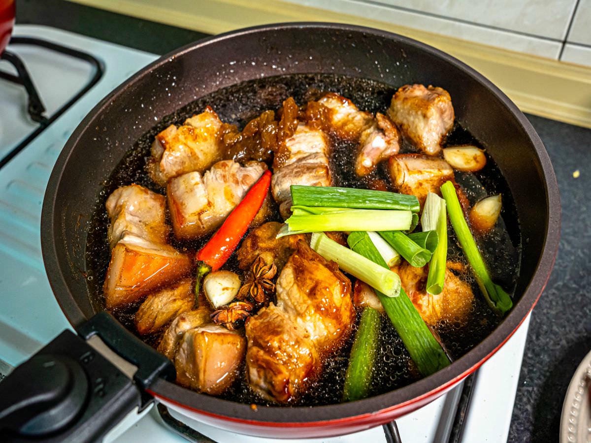 鳳梨蔭瓜滷肉食譜│家常滷五花肉好簡單,不用放滷包,加上這二樣東西,吃起來鹹、甜、香超下飯,連醬汁都不放過! - 第7張圖 鳳梨蔭瓜滷肉食譜│家常滷五花肉好簡單,不用放滷包,加上這二樣東西,吃起來鹹、甜、香超下飯,連醬汁都不放過!