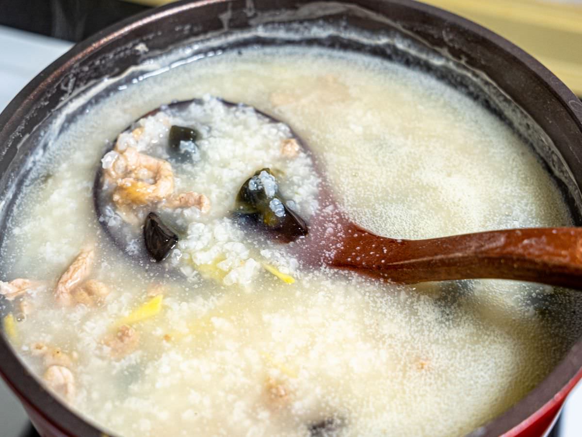 皮蛋瘦肉粥食譜│超簡單！０廚藝也能學的會，一鍋料理，生米熬成粥超EASY，當早餐、正餐或宵夜都可以