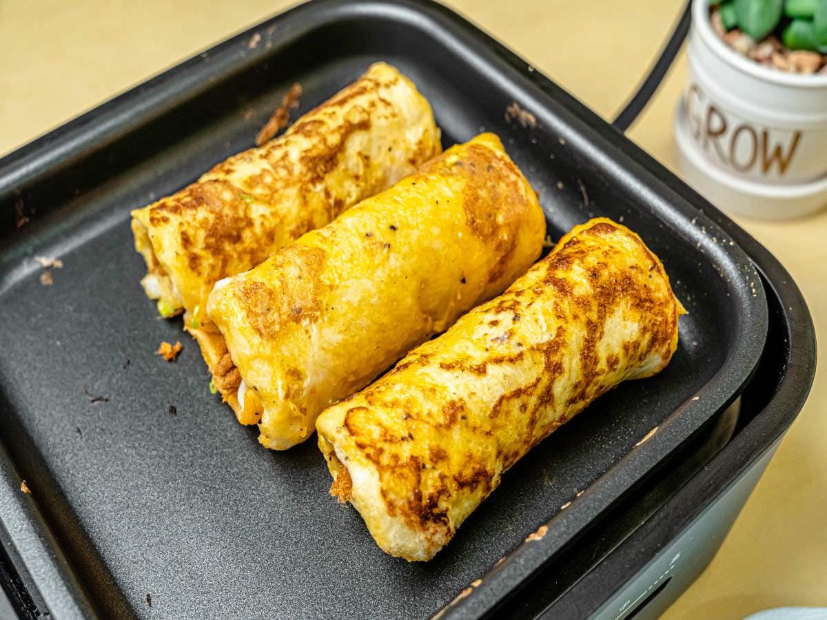 蔥花肉鬆吐司捲食譜│免揉麵糰！把吃不完的吐司做成創意料理，輕鬆簡單，10分鐘就可以上桌，當野餐食物也可以