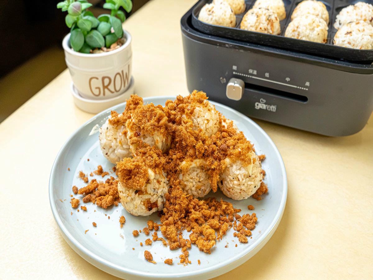 肉鬆烤飯球食譜│作法超簡單、用料也簡單!迷你烤飯球,焦脆有口感,適合親子DIY,也適合做為野餐食物唷! - 第7張圖 肉鬆烤飯球食譜│作法超簡單、用料也簡單!迷你烤飯球,焦脆有口感,適合親子DIY,也適合做為野餐食物唷!