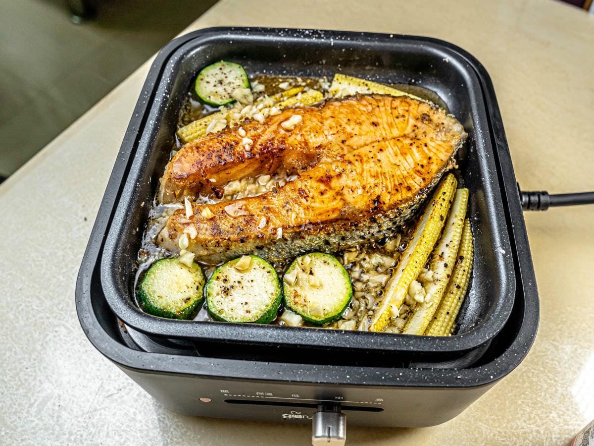 蜜汁檸檬鮭魚食譜│炎炎夏日最適合！有別於乾煎的作法，增加了蜂蜜、檸檬，讓層次風味更明顯，好吃不柴口！