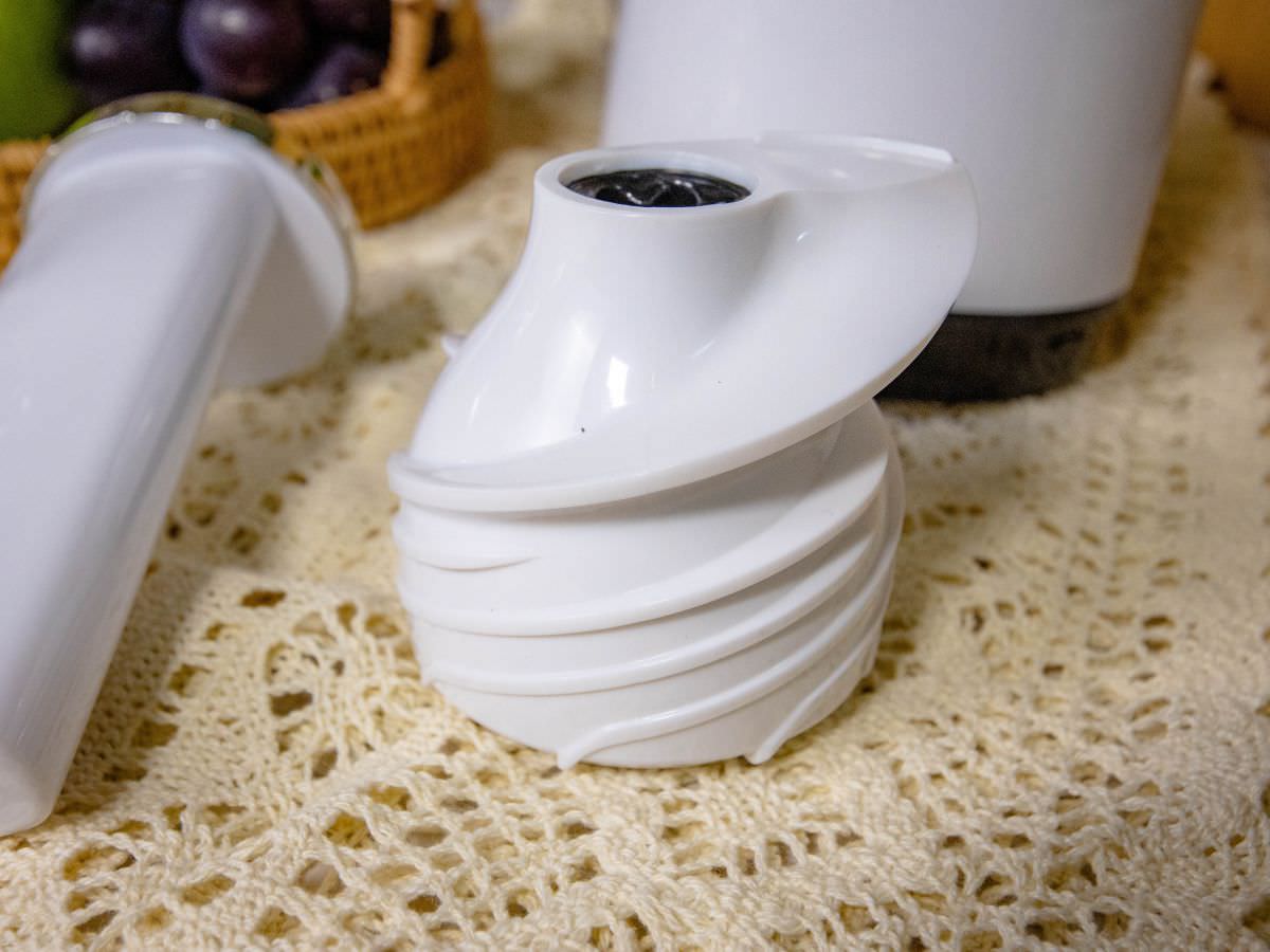 kinyo隨行蔬果慢磨機│100%原汁原萃，果汁果渣自動分離，低速慢榨保留果汁的營養，採TYPE C充電，露營、野餐也能使用！