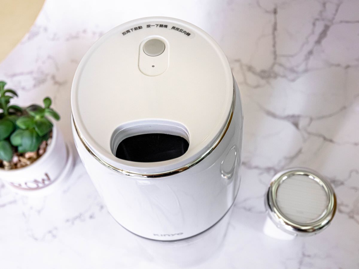 kinyo隨行蔬果慢磨機│100%原汁原萃，果汁果渣自動分離，低速慢榨保留果汁的營養，採TYPE C充電，露營、野餐也能使用！