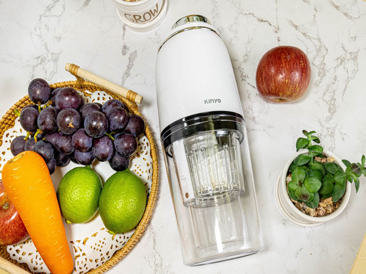 kinyo隨行蔬果慢磨機│100%原汁原萃，果汁果渣自動分離，低速慢榨保留果汁的營養，採TYPE C充電，露營、野餐也能使用！