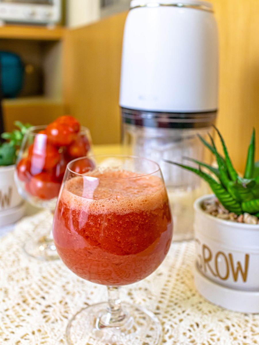 kinyo隨行蔬果慢磨機│100%原汁原萃，果汁果渣自動分離，低速慢榨保留果汁的營養，採TYPE C充電，露營、野餐也能使用！