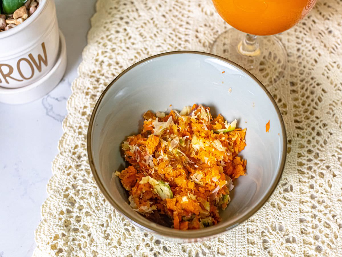 kinyo隨行蔬果慢磨機│100%原汁原萃，果汁果渣自動分離，低速慢榨保留果汁的營養，採TYPE C充電，露營、野餐也能使用！