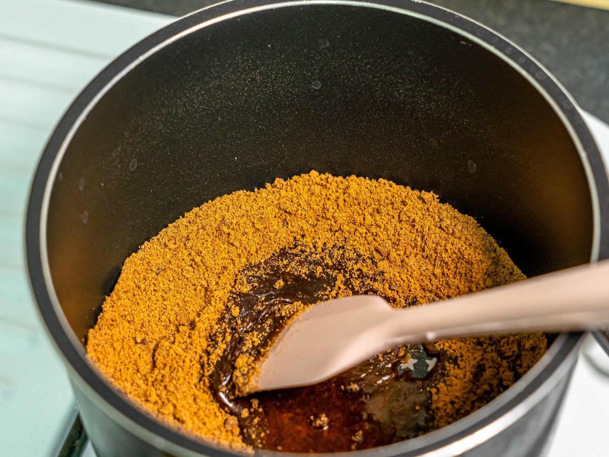 黑糖糕食譜│免烤箱甜點！自製台式古早味甜點澎湖黑糖糕好簡單，擁有黑糖香氣，口感Q彈