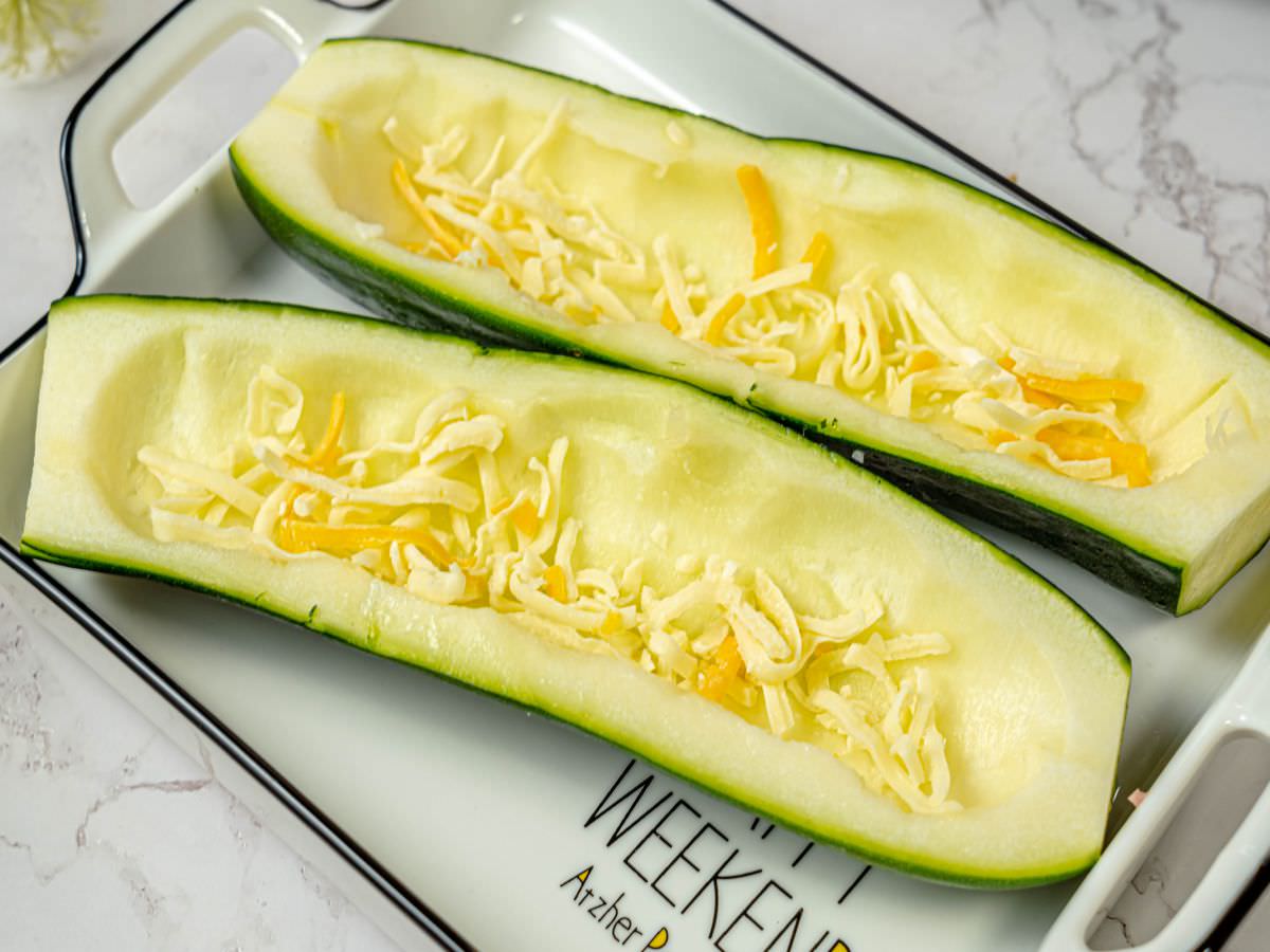 焗烤培根櫛瓜船食譜│0廚藝也能完成，食材簡單、料理簡單，輕鬆無油煙也能吃到創意櫛瓜料理