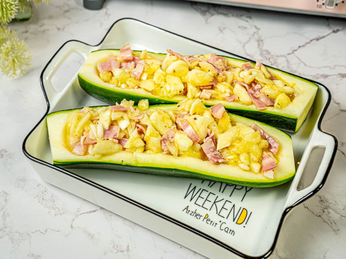 焗烤培根櫛瓜船食譜│0廚藝也能完成，食材簡單、料理簡單，輕鬆無油煙也能吃到創意櫛瓜料理