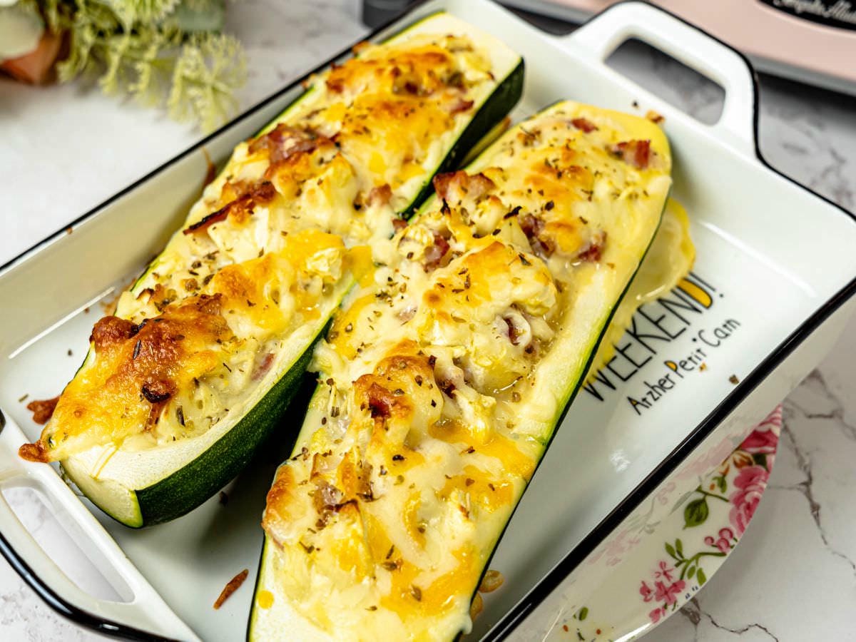 焗烤培根櫛瓜船食譜│0廚藝也能完成，食材簡單、料理簡單，輕鬆無油煙也能吃到創意櫛瓜料理