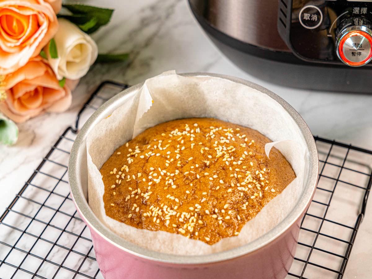 黑糖糕食譜│免烤箱甜點！自製台式古早味甜點澎湖黑糖糕好簡單，擁有黑糖香氣，口感Q彈