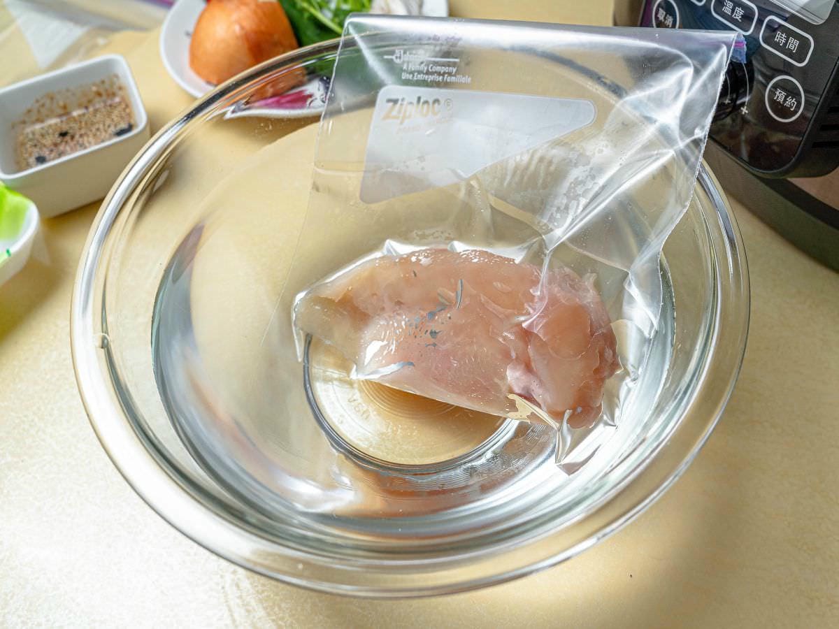 舒肥涼拌雞絲食譜│無油煙!超簡單好上手的冰箱常備菜,低脂、高蛋白,增肌減脂好選擇! - 第4張圖 舒肥涼拌雞絲食譜│無油煙!超簡單好上手的冰箱常備菜,低脂、高蛋白,增肌減脂好選擇!