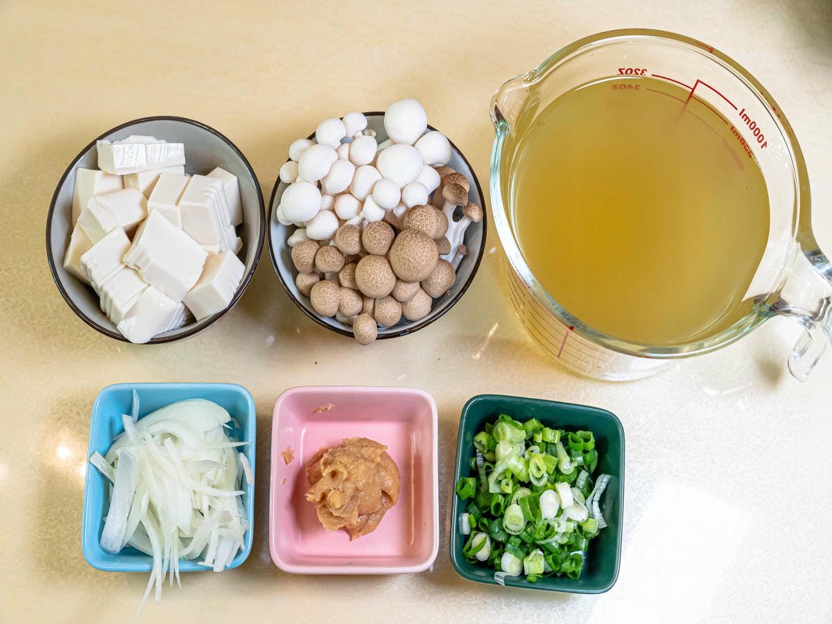 菇菇味噌湯食譜│超簡單！煮味噌湯不死鹹的秘訣原來順序有關係，掌控訣竅自己在家就能輕鬆煮味噌湯