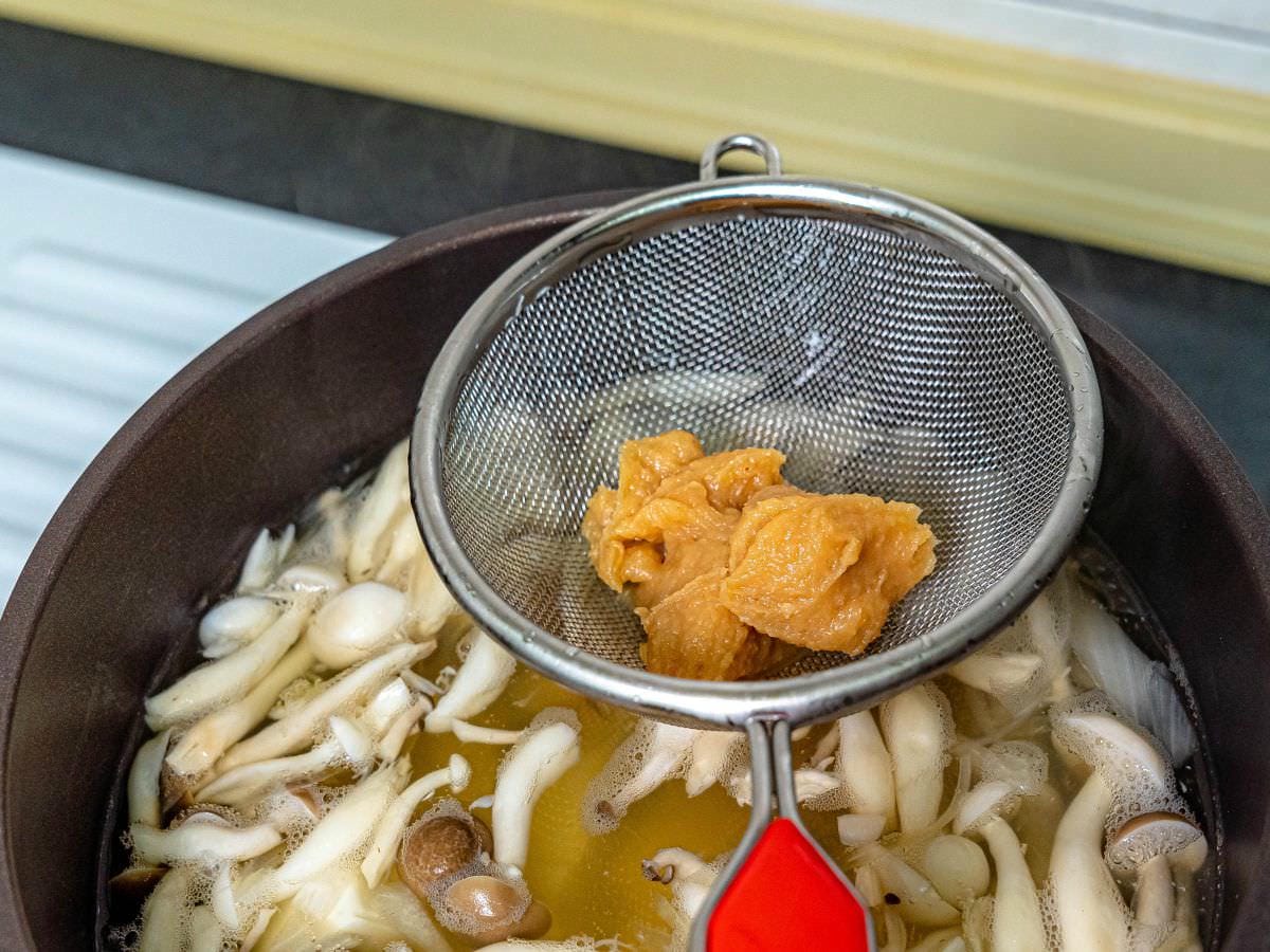 菇菇味噌湯食譜│超簡單！煮味噌湯不死鹹的秘訣原來順序有關係，掌控訣竅自己在家就能輕鬆煮味噌湯