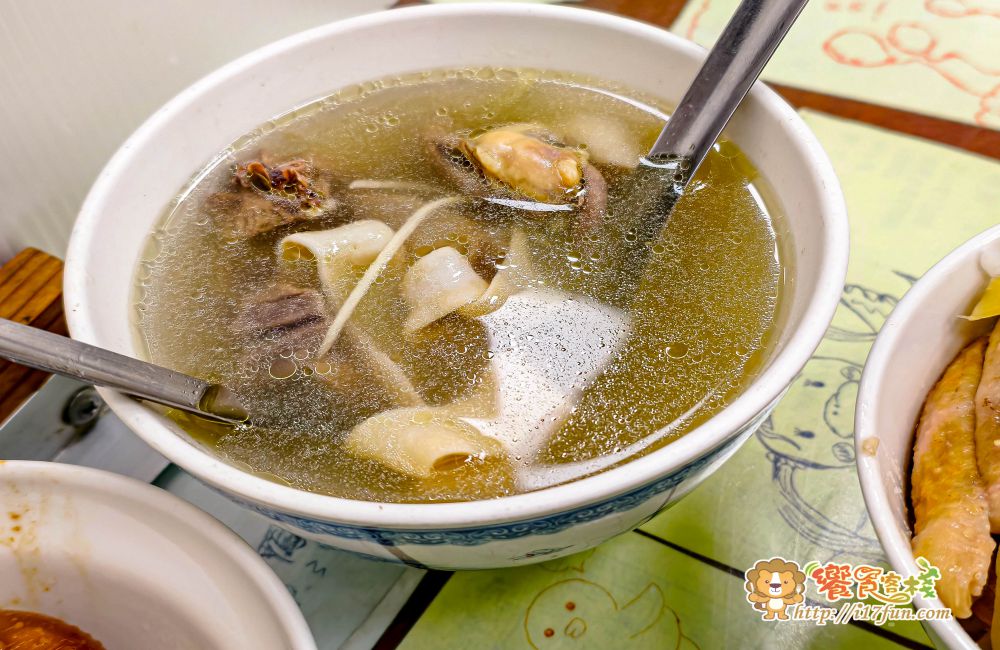 正宗鴨肉飯│高雄必吃人氣小吃！連米其林必比登都推薦，從主食到小菜，樣樣都美味~