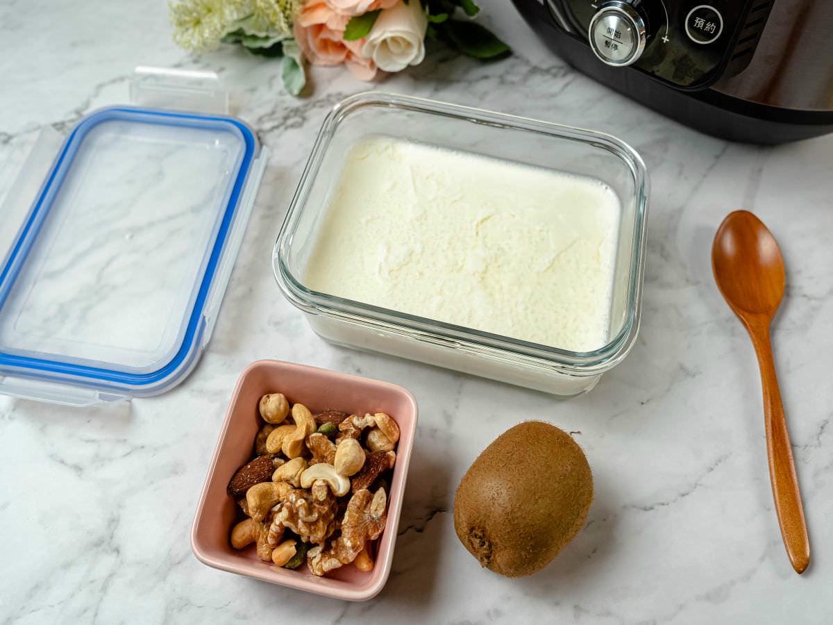 奇異果堅果優格食譜│超簡單！免廚藝、免工具，營養、美味又快速，只要3分鐘就能完成的早餐，簡單懶人料理