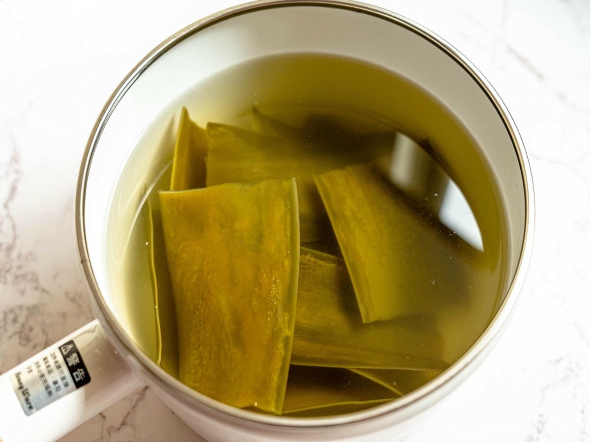 昆布柴魚高湯食譜│超簡單，只要二種食材，也不用費時熬煮，也能輕鬆擁有萬用高湯，炒菜、蒸蛋、火鍋湯底都可以！