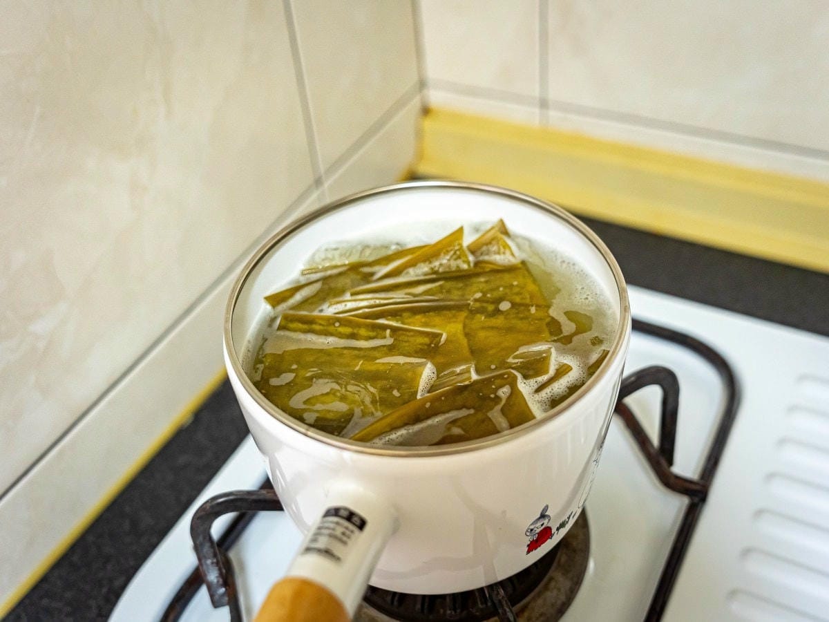 昆布柴魚高湯食譜│超簡單，只要二種食材，也不用費時熬煮，也能輕鬆擁有萬用高湯，炒菜、蒸蛋、火鍋湯底都可以！