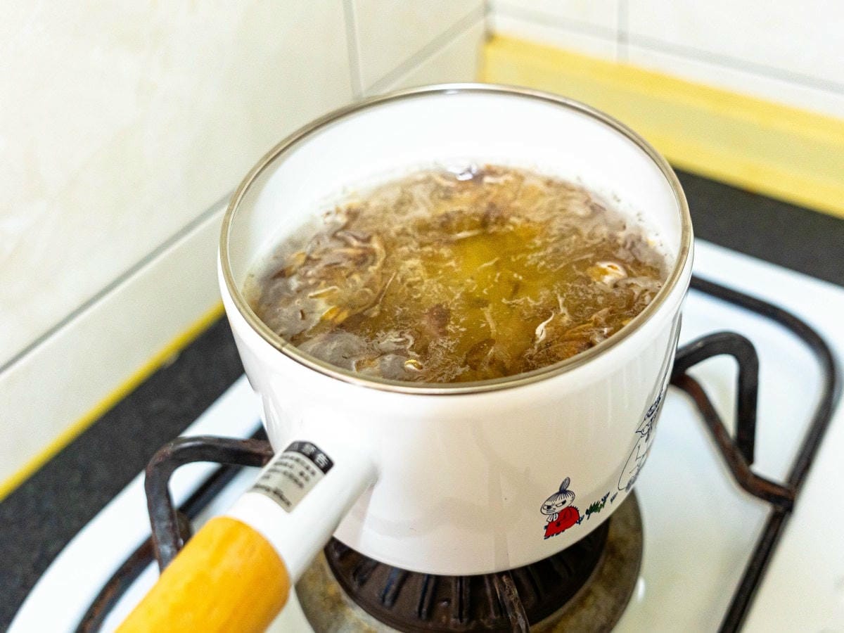 昆布柴魚高湯食譜│超簡單，只要二種食材，也不用費時熬煮，也能輕鬆擁有萬用高湯，炒菜、蒸蛋、火鍋湯底都可以！