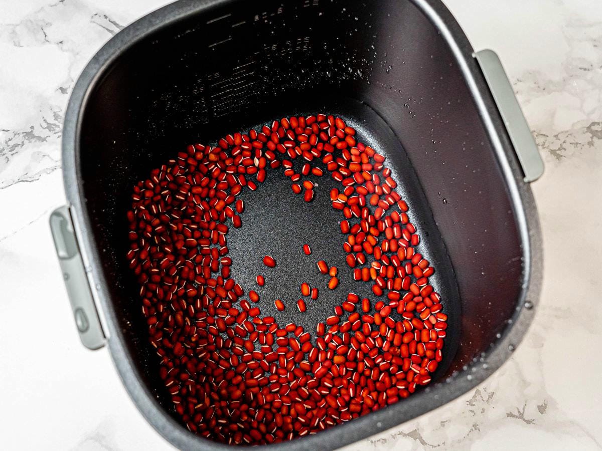 紅豆湯食譜│免浸泡、免炒豆、免顧爐火，想到就煮不用先準備，一樣可以煮出粒粒分明的紅豆湯，是冷熱皆宜的甜湯