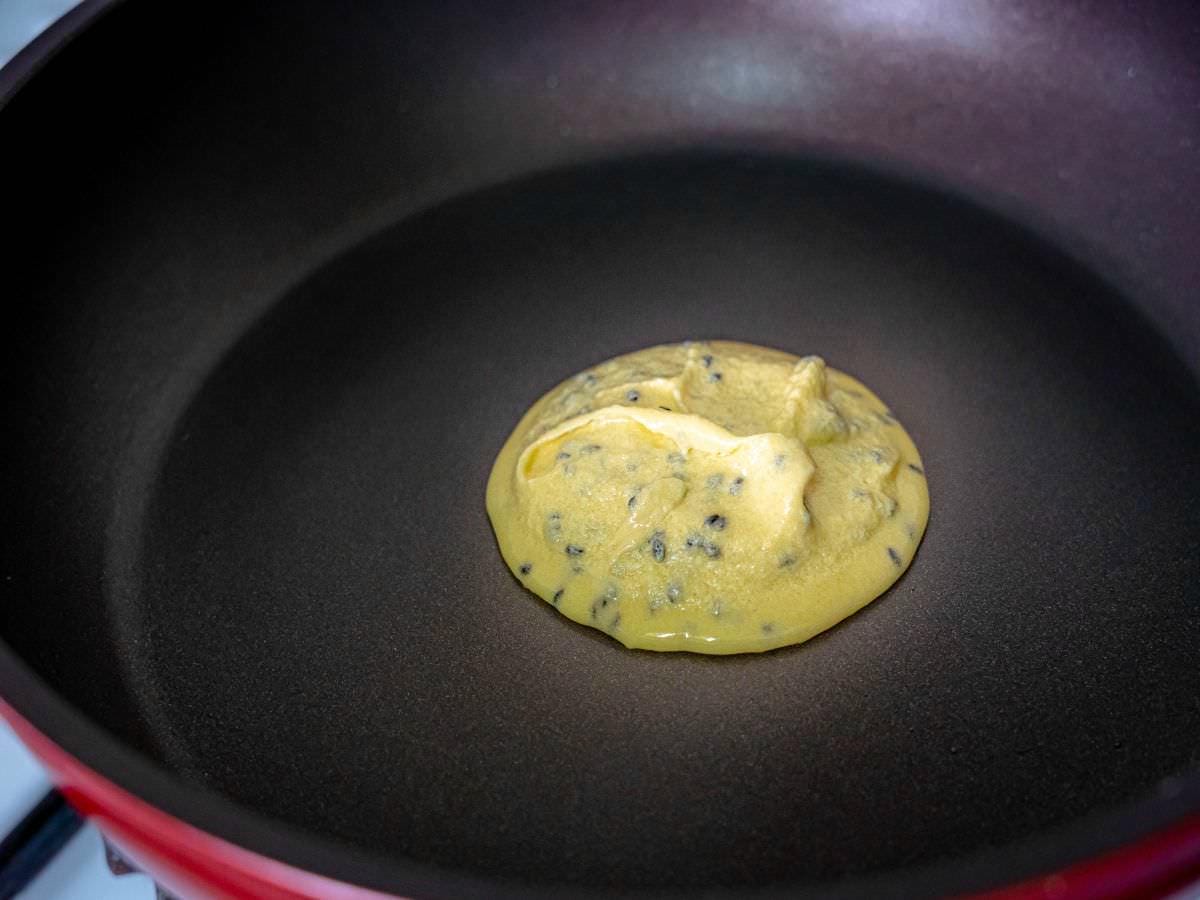 手工芝麻蛋捲食譜│只要有平底鍋，不需要模具、不用烤箱，也能在家輕鬆自製手工蛋捲~