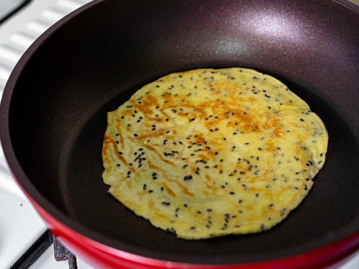 手工芝麻蛋捲食譜│只要有平底鍋，不需要模具、不用烤箱，也能在家輕鬆自製手工蛋捲~