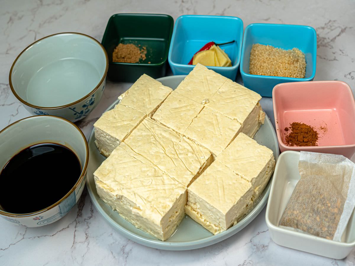 焦糖滷豆腐食譜│超簡單又下飯的銅板料理！運用一個小技巧，不油炸、不油煎一樣可以非常入味