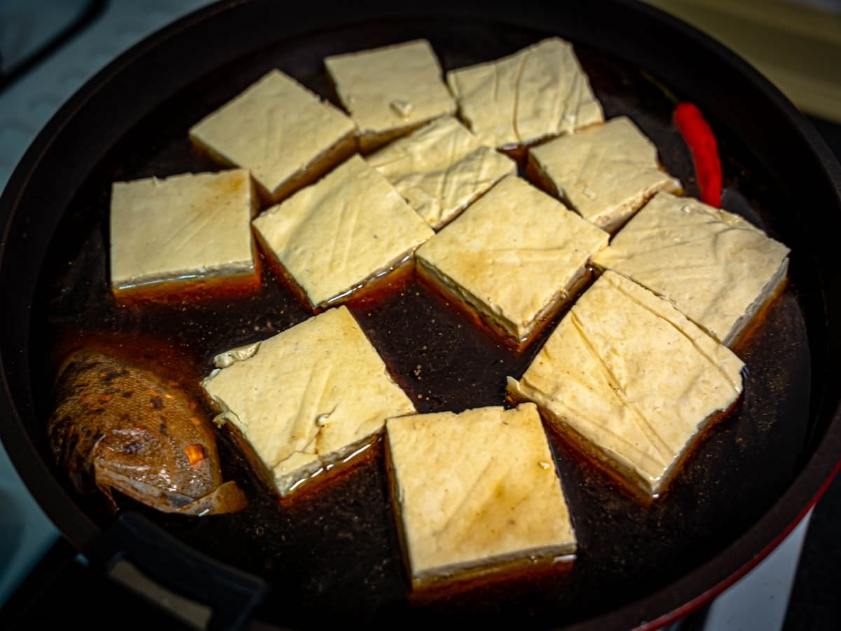 焦糖滷豆腐食譜│超簡單又下飯的銅板料理！運用一個小技巧，不油炸、不油煎一樣可以非常入味