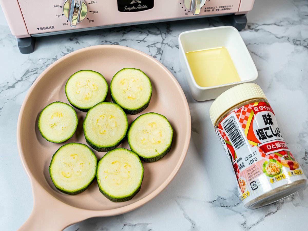 烤櫛瓜食譜│超簡單,無油煙料理,0廚藝也能輕鬆完成,低GI、低熱量,懶人料理,多汁又鮮甜 - 第2張圖 烤櫛瓜食譜│超簡單,無油煙料理,0廚藝也能輕鬆完成,低GI、低熱量,懶人料理,多汁又鮮甜