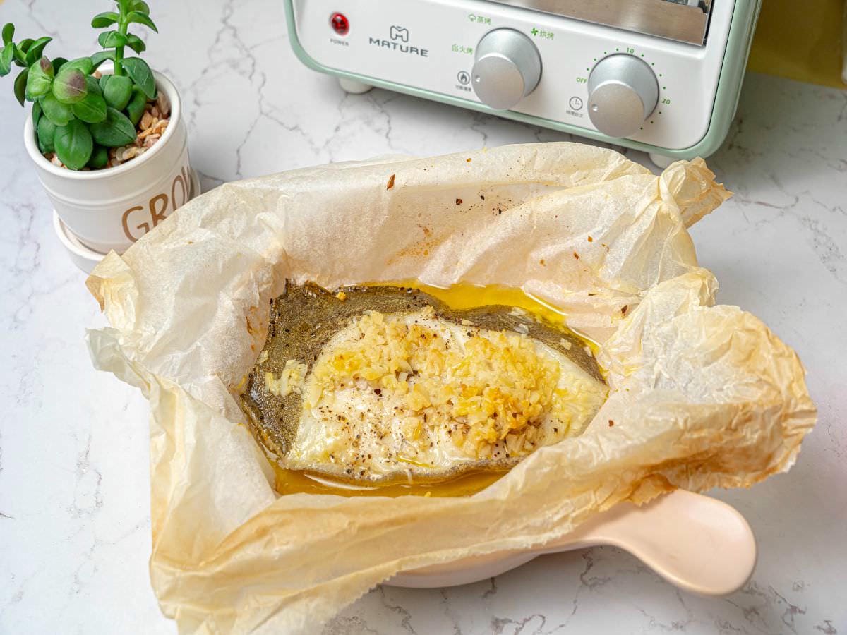 紙包蒜香奶油鱈魚食譜｜廚房新手也能做！只要一分鐘就學會，0廚藝也能上手，不用怕油爆一樣能有好吃的魚料理