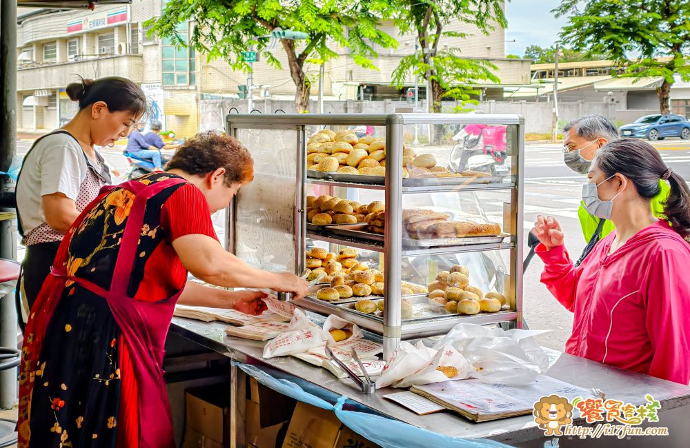 周胖子黃橋燒餅│高雄20多年老店！門面低調不顯眼，每天現烤出爐就排隊的人氣燒餅，甜鹹通通有